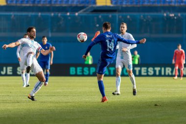 Zagreb, Hırvatistan - 28 Ekim 2017: Gnk Dinamo ile Hnk Rijeka arasındaki Hırvatistan İlk Futbol Ligi maçı. Amer Gojak (14) topa vuruyor