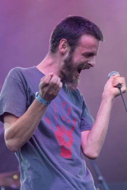 Zagreb, Hırvatistan - 27 Haziran 2017: Zagreb Rockfest. M.O.R.T. grubunun solisti Ivan Katic John. Sahnede