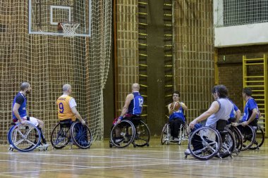 Zagreb, Hırvatistan - 19 Aralık 2017: Tekerlekli sandalye basketbol takımının eğitimi. Tanımlanamayan tekerlekli sandalyeli basketbol oyuncuları iş başında.