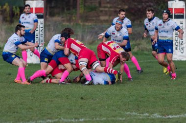 Zagreb, Hırvatistan - 11 Kasım 2017: Rugby kulübü Zagreb ile Rugby kulübü Mladost arasında oynanan karşılaşma. Kavgada rugby oyuncusu