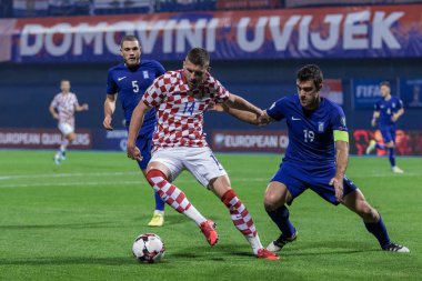 Zagreb, Hırvatistan - 09 Kasım 2017: 2018 Fifa Dünya Kupası Avrupa elemeleri Rusya. Hırvatistan Yunanistan 'a karşı. Ante Rebiç (14) ve Sokratis Papastathopoulos (19) görev başında