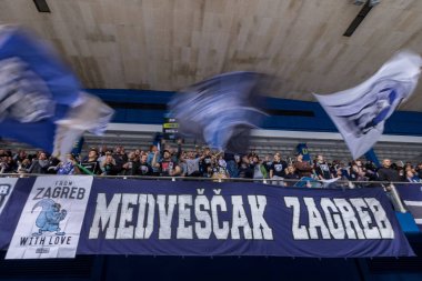 Zagreb, Hırvatistan - 31 Ekim 2017: Medvescak Zagreb ile Orli Znojmo arasında Ebel buz hokeyi ligi maçı. Medvescak taraftarları bayrak sallıyor