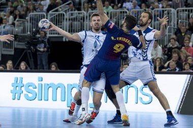 Zagreb, Hırvatistan - 23 Kasım 2017: Ehf Velux Şampiyonlar Ligi PD Zagreb - Fc Barcelona Lassa. Matej Hrstiç (44) ve Raul Entrerrios Rodriguez (9) iş başında 