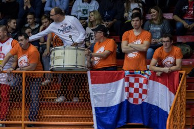 Zagreb, Hırvatistan - 22 Ekim 2017: Aba Ligi Kk Cibona Zagreb - Kk Crvena zvezda. Cedevita basketbol çayının hayranları.