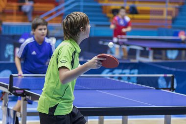 Zagreb, Hırvatistan - 25 Kasım 2017: Masa tenisi uluslararası anma töreni Antun Tova Stipanciç. Çocuk oyuncu topu servis ediyor.