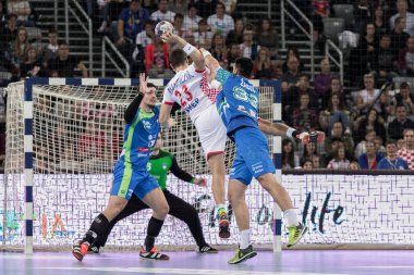 Zagreb, Hırvatistan - 28 Ekim 2017: Hırvatistan ve Slovenya 'nın ulusal temsilcisi arasında dostça bir hentbol maçı. Luka Cindriç (33) golü atıyor