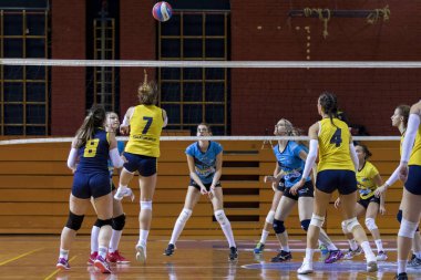 Zagreb, Hırvatistan - 02 Aralık 2017: Hırvat Voleybol Süper Ligi kadını. Ok Olimpik ve Ok Marina Kastela arasında maç var. Oyuncular iş başında