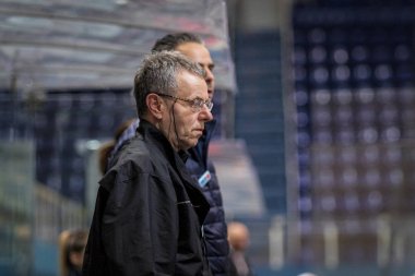 Zagreb, Hırvatistan - 30 Aralık 2018: Medvescak Zagreb ile Kac arasında Ebel buz hokeyi ligi maçı. Hokey hocası