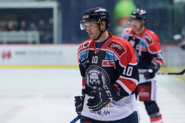 Zagreb, Hırvatistan - 10 Kasım 2017: Medvescak Zagreb ile Bolzano Foxes arasındaki Ebel buz hokeyi ligi maçı. Tom Zanoski (10)