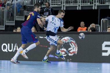 Zagreb, Hırvatistan - 23 Kasım 2017: Ehf Velux Şampiyonlar Ligi PD Zagreb - Fc Barcelona Lassa. Dobrivoje Markoviç (15) topla koşuyor