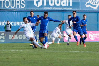 Zagreb, Hırvatistan - 28 Ekim 2017: Gnk Dinamo ile Hnk Rijeka arasındaki Hırvatistan İlk Futbol Ligi maçı. Hilal Soudani (2) ile top