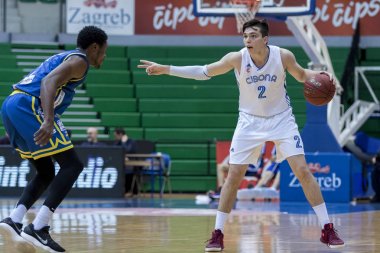 Zagreb, Hırvatistan - 17 Kasım 2017: Kk Cedevita ile Kk Vrijednosnice Osijek arasında basketbol maçı. Elinde top olan basketbolcu.