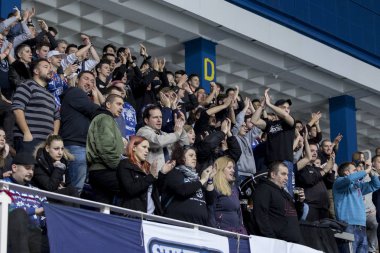 Zagreb, Hırvatistan - 21 Aralık 2017: Medvescak Zagreb ile Dornbirn arasında Ebel buz hokeyi ligi maçı. Sektör B Medvescak hokey takımı taraftarları