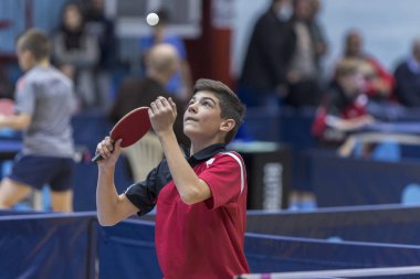 Zagreb, Hırvatistan - 25 Kasım 2017: Masa tenisi uluslararası anma töreni Antun Tova Stipanciç. Çocuk oyuncu topu servis ediyor.