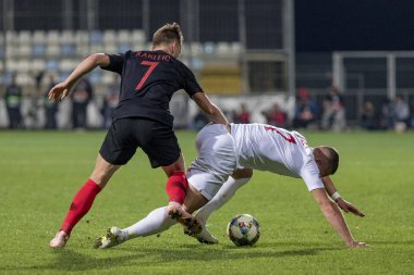 Rijeka, Hırvatistan - 12 Ekim 2018: Uefa Uluslar Ligi maçı Hırvatistan - İngiltere. Eylem Ross Barkley (7) ve Ivan Rakitic (7))
