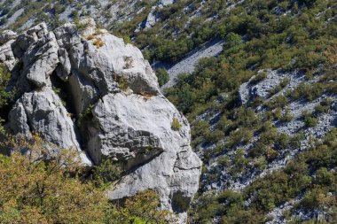 Velebit dağ Hırvatistan üzerinde uçurumda maymun kafası şeklinde kaya 