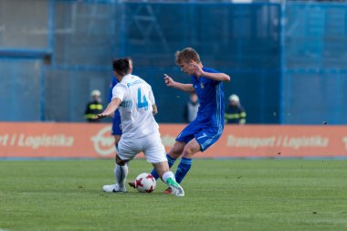 Zagreb, Hırvatistan - 28 Ekim 2017: Gnk Dinamo ile Hnk Rijeka arasındaki Hırvatistan İlk Futbol Ligi maçı. Roberto Puncec (4) top ile