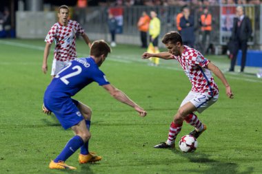 Rijeka, Hırvatistan - 06 Ekim 2017: 2018 Fifa Dünya Kupası Rusya Avrupa elemeleri. Hırvatistan - Finlandiya. Josip Pivaric (22) topla top akıtıyordu