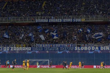Zagreb, Hırvatistan - 28 Ağustos 2018: Uefa Şampiyonlar Ligi Playoffları, Gnk Dinamo ve Bsc Young Boys. Bbb Dinamo destekçileri ve oyuncuları iş başında