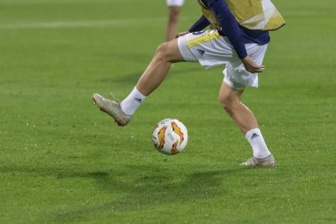 Zagreb, Hırvatistan - 20 Eylül 2018: Uefa Avrupa Ligi 2018 / 2019, Gnk Dinamo vs. Sk Fenerbahçe. Futbolcu bacaklarıyla futbol oynuyor.