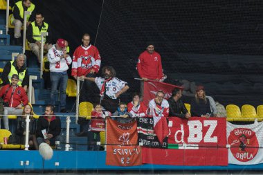 Zagreb, Hırvatistan - 10 Kasım 2017: Medvescak Zagreb ile Bolzano Foxes arasındaki Ebel buz hokeyi ligi maçı. Bolzano hokey takımı taraftarları