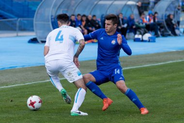 Zagreb, Hırvatistan - 28 Ekim 2017: Gnk Dinamo ile Hnk Rijeka arasındaki Hırvatistan İlk Futbol Ligi maçı. Roberto Puncec (4) ve Amer Gojak (14) düelloda 