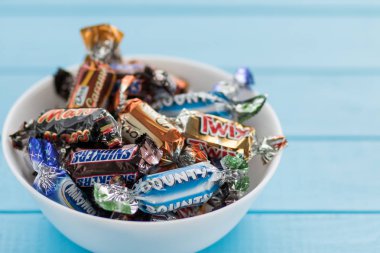 Zagreb, Hırvatistan - 14 Mayıs 2017: Mars şekerleme şirketi ürünü küçük porsiyonlarda. Mars, Snickers, Samanyolu, Bounty, Twix, Maltesers, güvercin ve güvercin karamel 