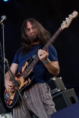 Zagreb, Hırvatistan - 27 Haziran 2017: Zagreb Rockfest. Hard Time grubu bas gitaristi Majkl Jagunic