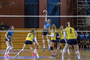 Zagreb, Hırvatistan - 02 Aralık 2017: Hırvat Voleybol Süper Ligi kadını. Ok Olimpik ve Ok Marina Kastela arasında maç var. Oyuncular iş başında