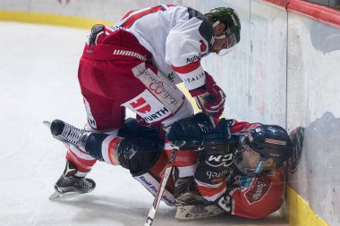 Zagreb, Hırvatistan - 10 Kasım 2017: Medvescak Zagreb ile Bolzano Foxes arasındaki Ebel buz hokeyi ligi maçı. Halmo Mike (91) kavgayı kışkırtıyor