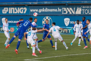 Zagreb, Hırvatistan - 28 Ekim 2017: Gnk Dinamo ile Hnk Rijeka arasındaki Hırvatistan İlk Futbol Ligi maçı. Amir Rrahmani (13) baş vuruşu topu kalede 