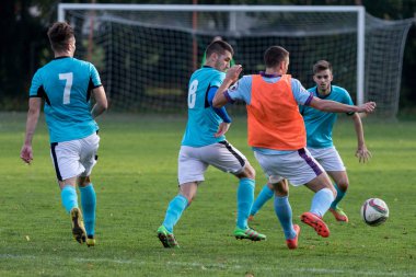 Zagreb, Hırvatistan - 21 Ekim 2017: 2. Zagreb ligi Nk Ravnice, Nk Prigorje 'ye karşı. Futbolcular iş başında