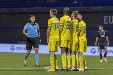 Zagreb, Hırvatistan - 14 Ağustos 2018: Uefa Şampiyonları Leauge eleme turu. Gnk Dinamo, Fc Astana 'ya karşı. Futbol oyuncuları duvar oluşturuyorlar