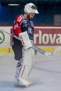 Zagreb, Hırvatistan - 23 Ekim 2018: Medvescak Zagreb ile Innsbruck arasında Ebel buz hokeyi ligi maçı. Hokey oyuncuları iş başında.