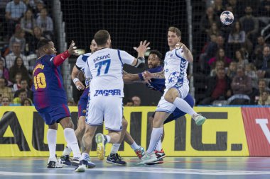 Zagreb, Hırvatistan - 23 Kasım 2017: Ehf Velux Şampiyonlar Ligi PD Zagreb - Fc Barcelona Lassa. Mario Vuglac (74) topu Damir Bicaniç 'e atıyor (77))