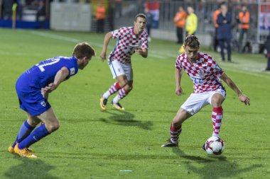 Rijeka, Hırvatistan - 06 Ekim 2017: 2018 Fifa Dünya Kupası Rusya Avrupa elemeleri. Hırvatistan - Finlandiya. Josip Pivaric (22) topla top akıtıyordu
