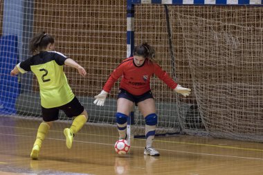 Pisarovina, Hırvatistan - 17 Aralık 2017: Kadın için ilk Hırvat Kapalı Futbol Ligi turnuvası. Kozakiv ve Mnk Uspinja arasındaki maç? Bir Zagreb. Oyuncular iş başında