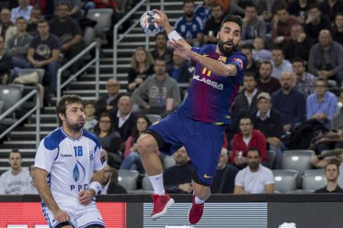 Zagreb, Hırvatistan - 23 Kasım 2017: Ehf Velux Şampiyonlar Ligi PD Zagreb - Fc Barcelona Lassa. Valero Rivera Folch (17) golü atıyor