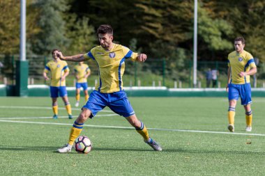 Zagreb, Hırvatistan - 07 Ekim 2017: Üçüncü Hırvat futbol ligi Nk Maksimir vs. Vrapce. Topla koşan oyuncu