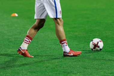 Zagreb, Hırvatistan - 09 Kasım 2017: 2018 Fifa Dünya Kupası Avrupa elemeleri Rusya. Hırvatistan Yunanistan 'a karşı. Futbol oyuncularının ayakları ve topları oyun sahasında 