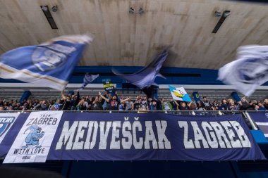 Zagreb, Hırvatistan - 31 Ekim 2017: Medvescak Zagreb ile Orli Znojmo arasında Ebel buz hokeyi ligi maçı. Medvescak taraftarları bayrak sallıyor