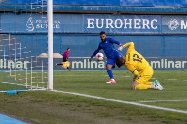 Zagreb, Hırvatistan - 28 Ekim 2017: Gnk Dinamo ile Hnk Rijeka arasındaki Hırvatistan İlk Futbol Ligi maçı. Hilal Soudani (2) kalede topu atıyor 