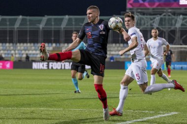 Rijeka, Hırvatistan - 12 Ekim 2018: Uefa Uluslar Ligi maçı Hırvatistan - İngiltere. Eylem Ante Rebic (18) ve John Stones (5)