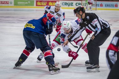 Zagreb, Hırvatistan - 30 Aralık 2018: Medvescak Zagreb ile Kac arasında Ebel buz hokeyi ligi maçı. Hokey oyuncuları iş başında.
