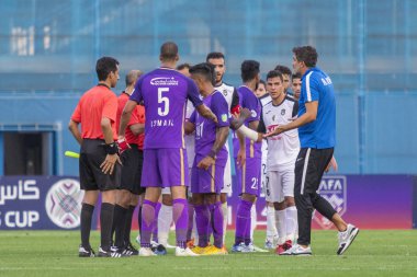 Zagreb, Hırvatistan - 31 Temmuz 2018: Arap Kulüp Şampiyonlar Kupası, Al Ain - Es Setif. Oyuncular hakemi tartışıyor 