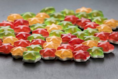 Koyu arka planda yıldız şekli sakızlı şeker