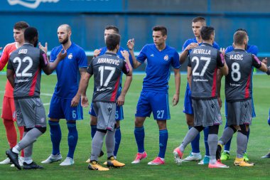 Zagreb, Hırvatistan - 06 Ağustos 2017: Gnk Dinamo, Hnk Hajduk 'a karşı Hırvatistan' ın ilk futbol ligi maçı. Oyuncular birbirini selamlıyor