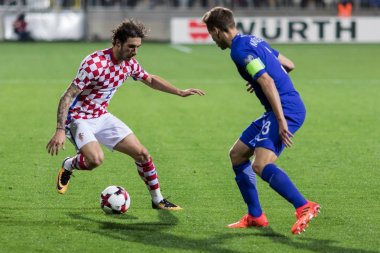 Rijeka, Hırvatistan - 06 Ekim 2017: 2018 Fifa Dünya Kupası Rusya Avrupa elemeleri. Hırvatistan - Finlandiya. Sime Vrsaljko (2) topla top sürme