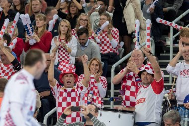 Zagreb, Hırvatistan - 28 Ekim 2017: Hırvatistan ve Slovenya 'nın ulusal temsilcisi arasında dostça bir hentbol maçı. Kırmızı beyaz dama tişörtlü Hırvat taraftarlar