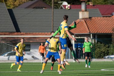 Zagreb, Hırvatistan - 07 Ekim 2017: Üçüncü Hırvat futbol ligi Nk Maksimir vs. Vrapce. Oyuncu kafa vuruşu yapıyor